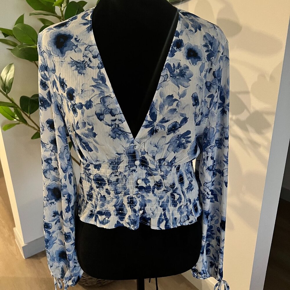 Cottagecore Long Sleeve Blue Floral V-Neck NWOT Size Medium Bohemian